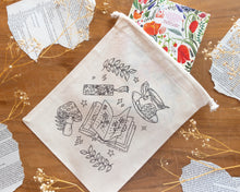 Afbeelding in Gallery-weergave laden, Book Sleeve - Bookish Doodles
