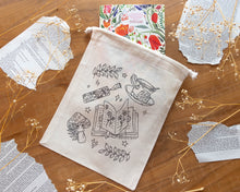 Afbeelding in Gallery-weergave laden, Book Sleeve - Bookish Doodles
