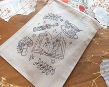 Afbeelding in Gallery-weergave laden, Book Sleeve - Bookish Doodles
