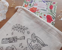 Video laden en afspelen in Gallery-weergave, Book Sleeve - Bookish Doodles
